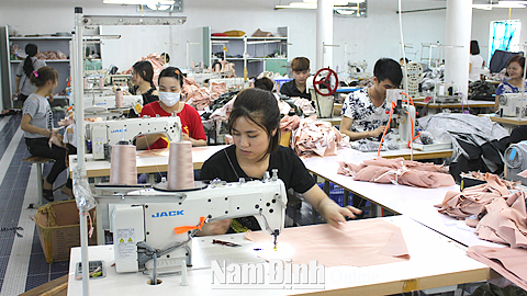 Sản xuất trang phục tại Cty TNHH May Khánh Loan, CCN Thịnh Long (Hải Hậu).