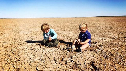 Hồ Yantara, thuộc vùng Broken Hill, Ốt-xtrây-li-a đã phải gánh chịu khô hạn từ Giáng sinh 2015.  Nguồn: Tennille Siemer