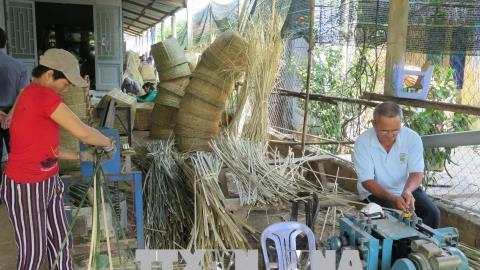 Làm nghề đan giỏ cần xé tại thôn Suối Cát, xã Cam Hiệp Nam, huyện Cam Lâm (Khánh Hòa). Ảnh minh họa: Phan Sáu/TTXVN
