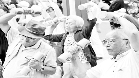 Tình trạng dân số già hóa nhanh chóng đã đặt ra nhiều thách thức cho nền kinh tế Nhật Bản. Ảnh BLOOMBERG