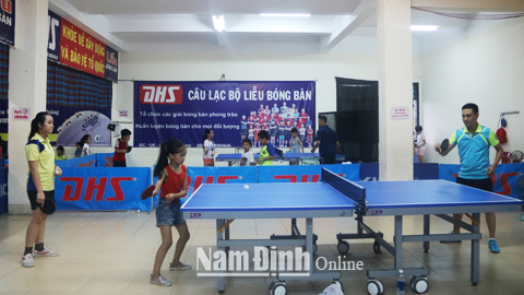 Lớp học bóng bàn lứa tuổi tiểu học của CLB Liễu Bóng bàn tại Trung tâm VH-TT thanh thiếu niên tỉnh.