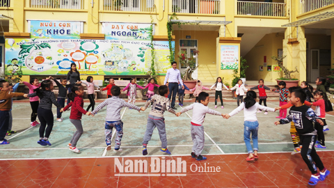 Các cháu Trường Mầm non Phượng Hồng (TP Nam Định) tham gia trò chơi dân gian “Mèo đuổi chuột”.