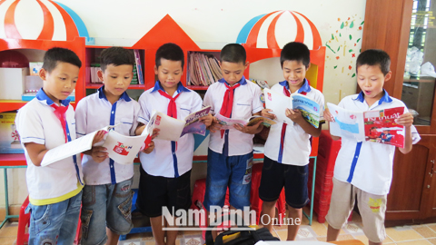 Học sinh Trường Tiểu học Mỹ Thịnh (Mỹ Lộc) truy bài trước giờ lên lớp.