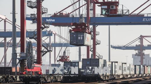 Xếp dỡ hàng hóa tại cảng ở Mỹ. Ảnh: EPA-EFE/TTXVN