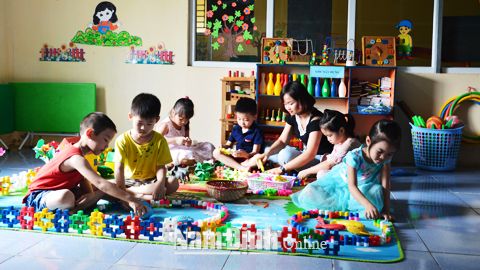 Các cháu Trường Mầm non Anh Đào, Thị trấn Nam Giang (Nam Trực) trong giờ hoạt động với chủ đề “Công viên của bé”.