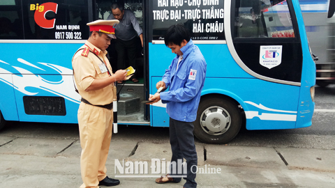Lực lượng cảnh sát đường bộ - đường sắt (Công an tỉnh) kiểm tra việc chấp hành các điều kiện bảo đảm ATGT của xe khách tại Thành phố Nam Định.