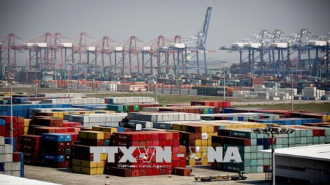 Hàng hóa được xếp tại cảng Nansha ở tỉnh Quảng Đông, Trung Quốc. Ảnh: EPA/TTXVN