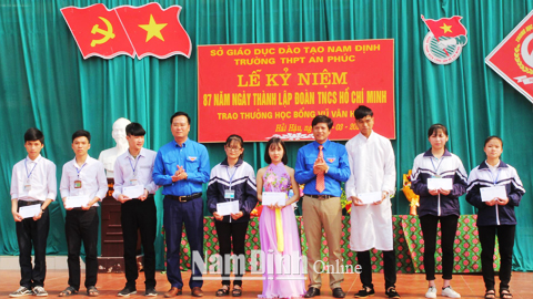 Đoàn Thanh niên huyện Hải Hậu trao học bổng của Quỹ tình thương Vũ Văn Hiếu cho học sinh Trường THPT An Phúc.