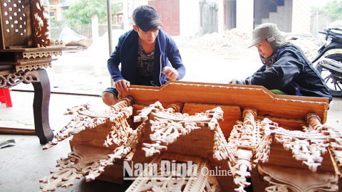 Phát triển nghề mộc tại gia đình chị Nguyễn Thị Hiền, xã Hải Đông (Hải Hậu).  Bài và ảnh: Lam Hồng