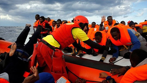 Người di cư từ châu Phi được cứu trên Ðịa Trung Hải. Ảnh: Reuters