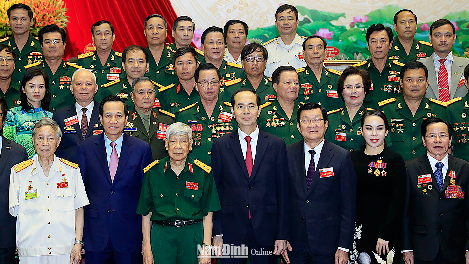 Chủ tịch nước Trần Đại Quang, nguyên Tổng Bí thư Lê Khả Phiêu, nguyên Chủ tịch nước Trương Tấn Sang chụp ảnh lưu niệm với các đại biểu dự Đại hội. Ảnh: Nhan Sáng - TTXVN