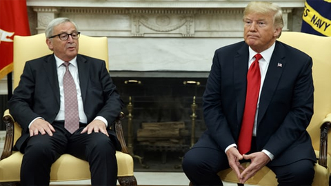 Tổng thống Mỹ Donald Trump (phải) và  Chủ tịch Ủy ban Châu Âu Jean-Claude Juncker (trái) tại Nhà Trắng. Ảnh: theguardian.com