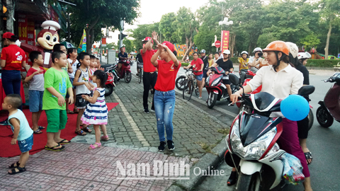Một quán ăn trên tuyến phố Nguyễn Du (TP Nam Định) thường xuyên biểu diễn quảng cáo trên vỉa hè, thu hút người đi xe máy dừng đỗ dưới lòng đường ngay tại ngã tư gây cản trở giao thông, nguy cơ xảy ra va chạm, TNGT.
