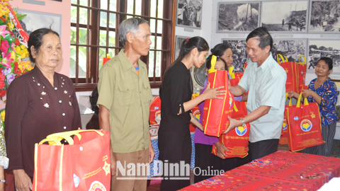 Lãnh đạo Hội Nạn nhân CĐDC/đi-ô-xin tỉnh trao quà cho nạn nhân chất độc da cam có hoàn cảnh khó khăn tại huyện Giao Thủy.