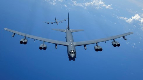 Hai máy bay ném bom chiến lược B-52 của Mỹ bat trên Biển Đông. Ảnh: Hải quân Mỹ