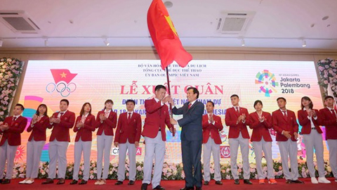 Bộ trưởng Nguyễn Ngọc Thiện trao cờ quyết thắng cho ông Trần Đức Phấn, trưởng đoàn thể thao Việt Nam tham dự ASIAD 2018.