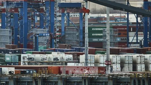 Cảng hàng hóa ở Hamburg, Đức ngày 12/1/2017. Ảnh: PA/TTXVN