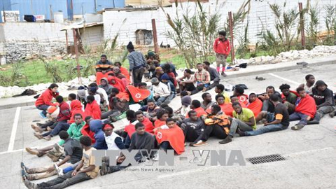 Một trong những thách thức lớn nhất đang đe dọa EU không thể không nhắc đến là vấn đề chính sách nhập cư. Trong ảnh: Người di cư tại Ceuta (Tây Ban Nha), gần biên giới Maroc. Ảnh: AFP/TTXVN
