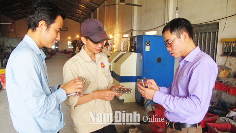 Cán bộ Phòng Công thương Hải Hậu khảo sát thông tin, hướng dẫn Cty CP Thương mại dịch vụ và Xuất nhập khẩu Việt Nhật, xã Hải Xuân tham gia các chương trình KHCN trên địa bàn huyện.