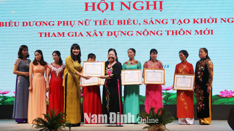 Hội LHPN tỉnh khen thưởng 40 tập thể, cá nhân tiêu biểu trong phong trào phụ nữ sáng tạo khởi nghiệp tham gia xây dựng NTM.