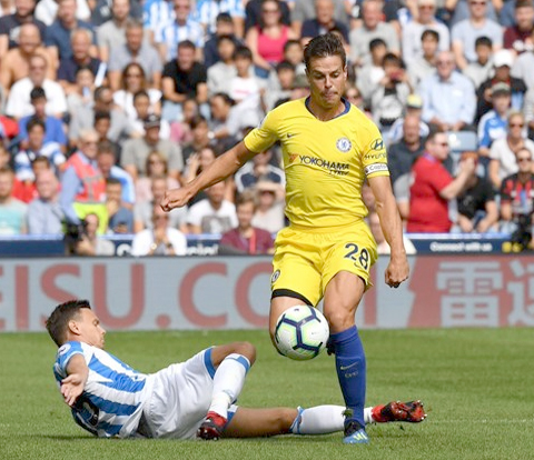 Azpilicueta góp công lớn trong chiến thắng 3-0 của Chelsea trên sân của Huddersfield.