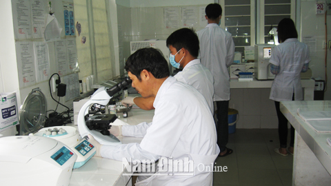 Xét nghiệm chẩn đoán dịch bệnh tại Trung tâm Y tế huyện Giao Thuỷ.