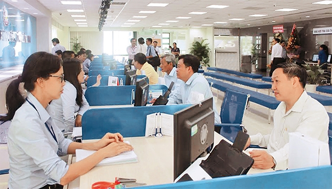 Giải quyết thủ tục hành chính cho người dân tại Trung tâm hành chính công tỉnh Đồng Nai. 