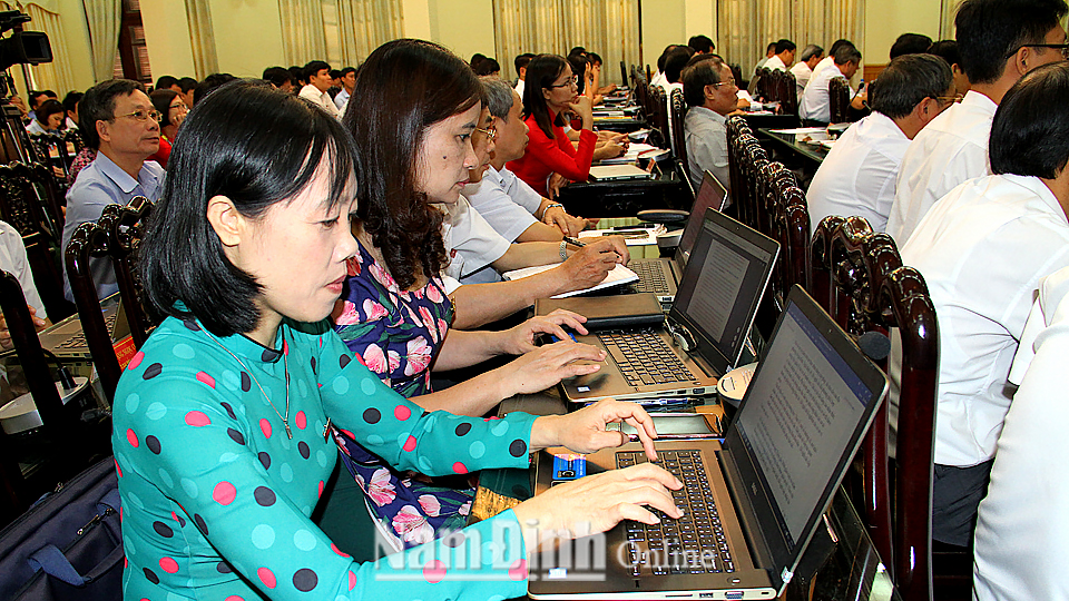 Đại biểu HĐND tỉnh nghiên cứu tài liệu trên máy vi tính tại kỳ họp thứ 6, HĐND tỉnh.