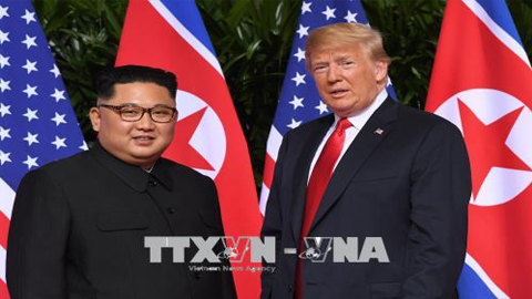 Tổng thống Mỹ Donald Trump (phải) và nhà lãnh đạo Triều Tiên Kim Jong-un tại cuộc gặp thượng đỉnh ở Singapore ngày 12/6. Ảnh: AFP/TTXVN