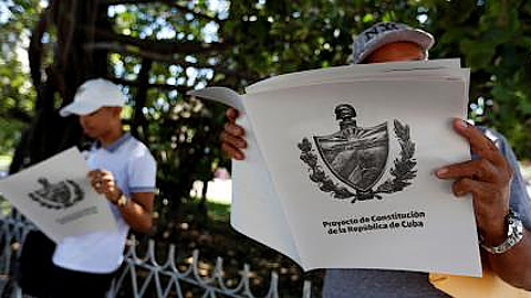 Người dân Cuba tìm hiểu về dự thảo Hiến pháp mới tại La Habana ngày 31/7.
