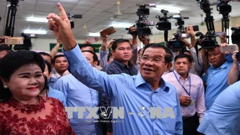 Thủ tướng Campuchia Samdech Hun Sen (giữa) bỏ phiếu trong cuộc bầu cử Quốc hội khóa VI tại Phnom Penh, ngày 29-7. (Ảnh: TTXVN)