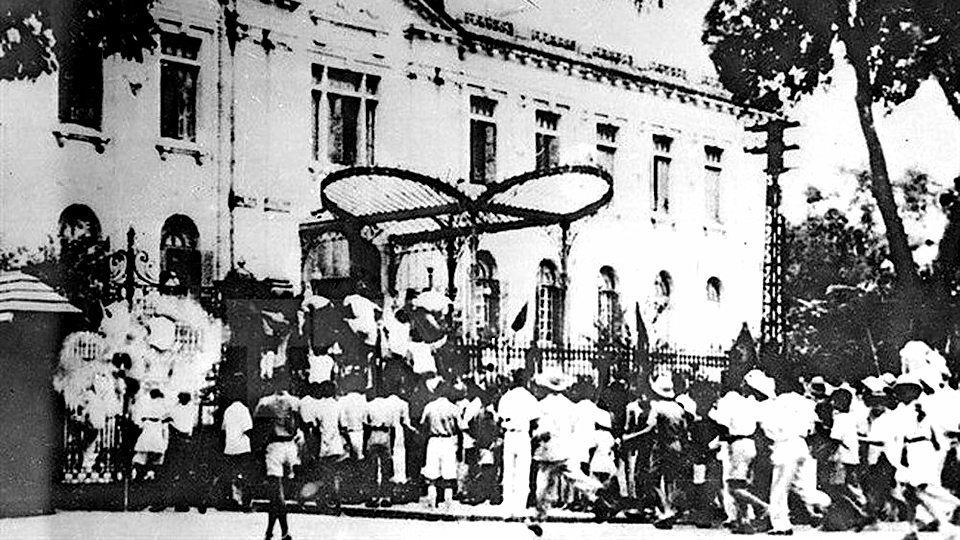 Sáng 19-8-1945, lực lượng Việt Minh và nhân dân Thủ đô đánh chiếm cơ quan đầu não của chính quyền tay sai Pháp ở Bắc Bộ, mở đầu cho cuộc tổng khởi nghĩa giành chính quyền ở Thủ đô Hà Nội. Ảnh: Tư liệu