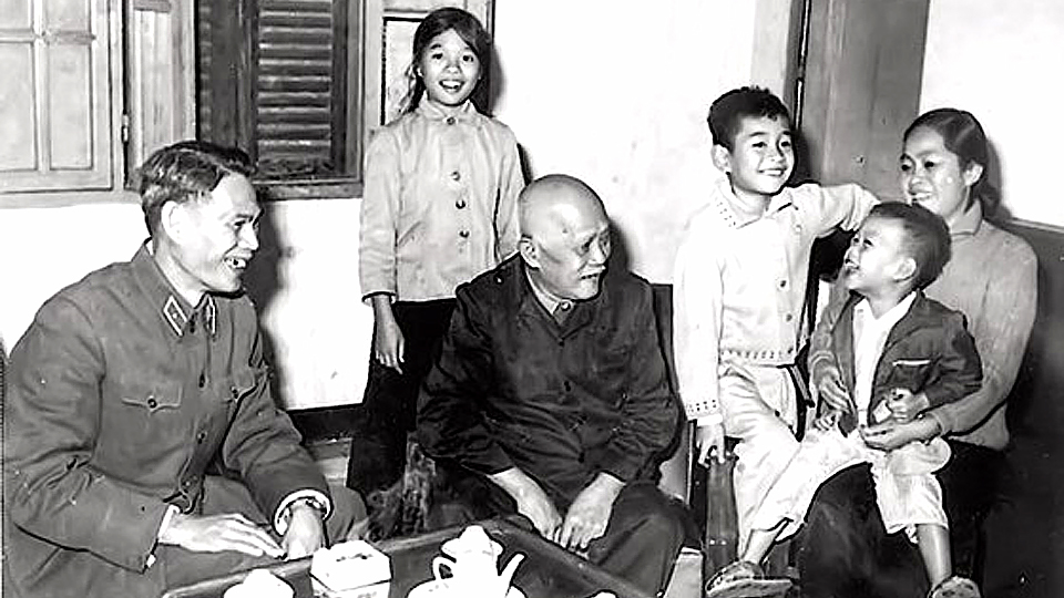 Chủ tịch Tôn Đức Thắng đến thăm gia đình Thiếu tướng Tô Ký ở Hà Nội vào dịp Tết Nguyên đán 1970.  Ảnh: Tư liệu