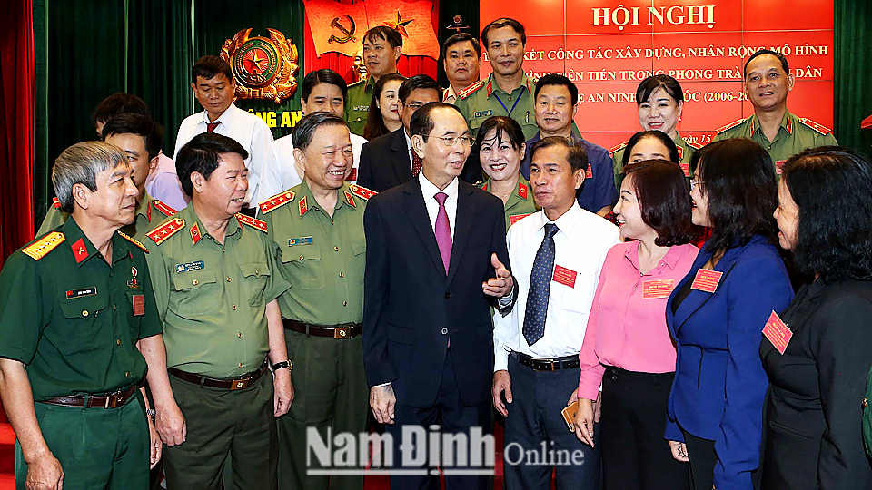 Chủ tịch nước Trần Đại Quang với các đại biểu dự Hội nghị. Ảnh: Doãn Tấn - TTXVN