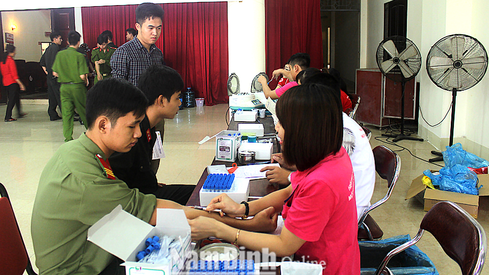 Đoàn viên thanh niên Công an tỉnh tham gia hiến máu nhân đạo.