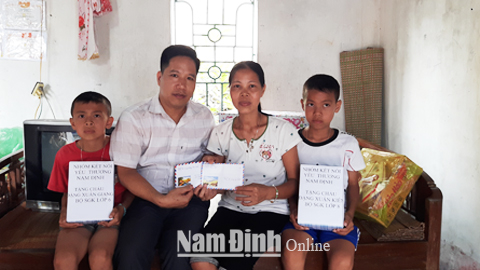 Nhóm Thiện Tâm Nam Định trao sách giáo khoa cho các em học sinh nghèo ở xã Xuân Đài (Xuân Trường).