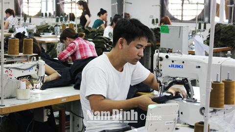 Sản xuất trang phục xuất khẩu tại Cty TNHH một thành viên Vĩnh Thực, xã Yên Trị (Ý Yên).