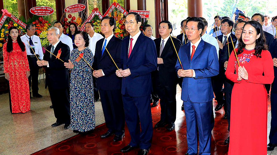 Chủ tịch nước Trần Đại Quang, các đồng chí lãnh đạo, nguyên lãnh đạo Đảng, Nhà nước và các đại biểu dâng hương tưởng niệm Chủ tịch Tôn Đức Thắng.