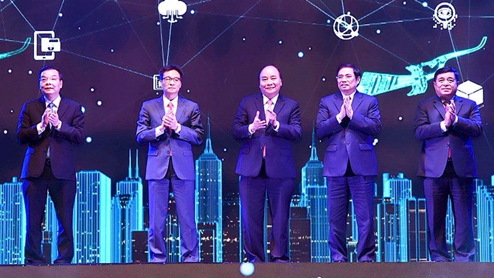Thủ tướng cùng các đại biểu thực hiện nghi thức công bố sáng kiến Mạng lưới đổi mới sáng tạo Việt Nam.