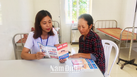 Tư vấn phòng chống dịch bệnh cho người dân tại Trạm Y tế xã Nam Phong (TP Nam Định).