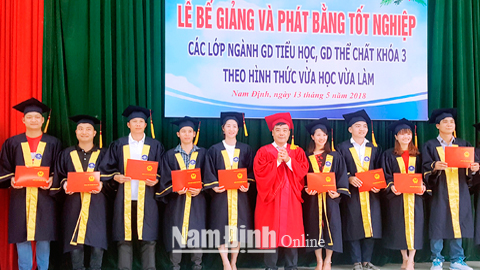 Lãnh đạo Trường Cao đẳng Sư phạm Nam Định trao bằng tốt nghiệp cho sinh viên ngành Giáo dục tiểu học, giáo dục thể chất hệ vừa học vừa làm.  Ảnh: Do cơ sở cung cấp