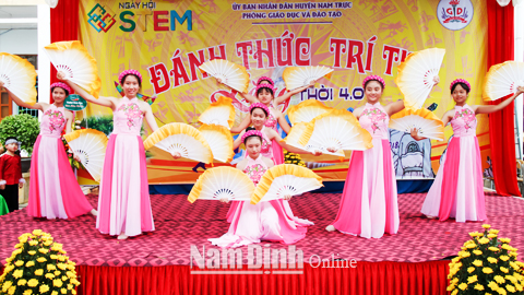Tiết mục biểu diễn của Trường THCS Nam Thắng tại ngày hội Stem huyện Nam Trực 2018.