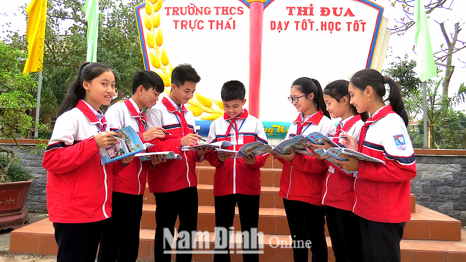 Học sinh Trường THCS Trực Thái (Trực Ninh) phấn khởi bước vào năm học mới 2018-2019.