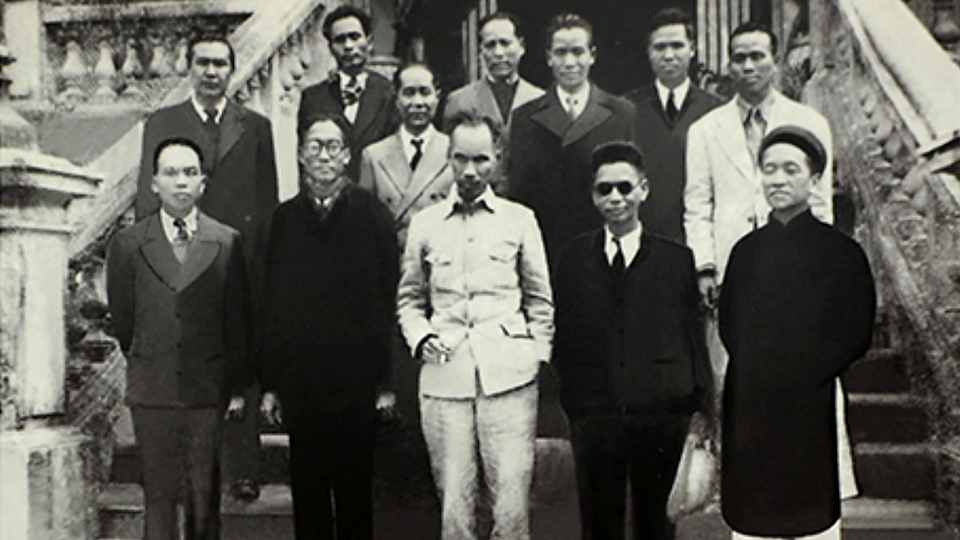 Chính phủ lâm thời Việt Nam Dân chủ Cộng hòa ra mắt sau khi Cách mạng Tháng Tám thành công. Ảnh: Tư liệu