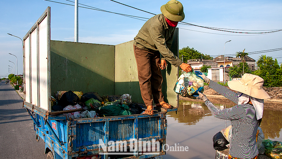 Công nhân đội vệ sinh môi trường xã Hải Phương (Hải Hậu) đang thu gom rác thải.