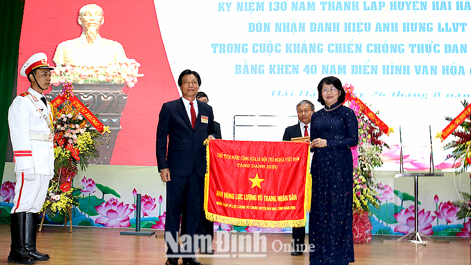 Phó Chủ tịch nước Đặng Thị Ngọc Thịnh trao tặng danh hiệu Anh hùng LLVTND thời kỳ kháng chiến chống thực dân Pháp cho Đảng bộ, chính quyền và nhân dân huyện Hải Hậu.
