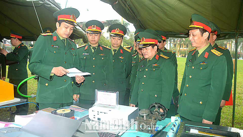 Lãnh đạo Bộ CHQS tỉnh và đại diện Bộ Tư lệnh Quân khu 3 thăm mô hình học cụ huấn luyện.  Ảnh: Bộ CHQS tỉnh cung cấp