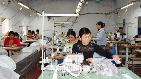 Cơ sở may của anh Nguyễn Quốc Trị, xóm 3, xã Hải Phương tạo việc làm thu nhập ổn định cho gần 50 lao động.
