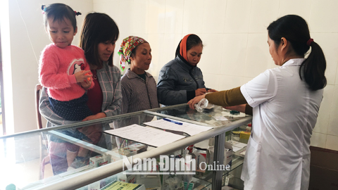 Cán bộ Trạm Y tế xã Xuân Bắc cấp phát thuốc cho người dân có thẻ BHYT.