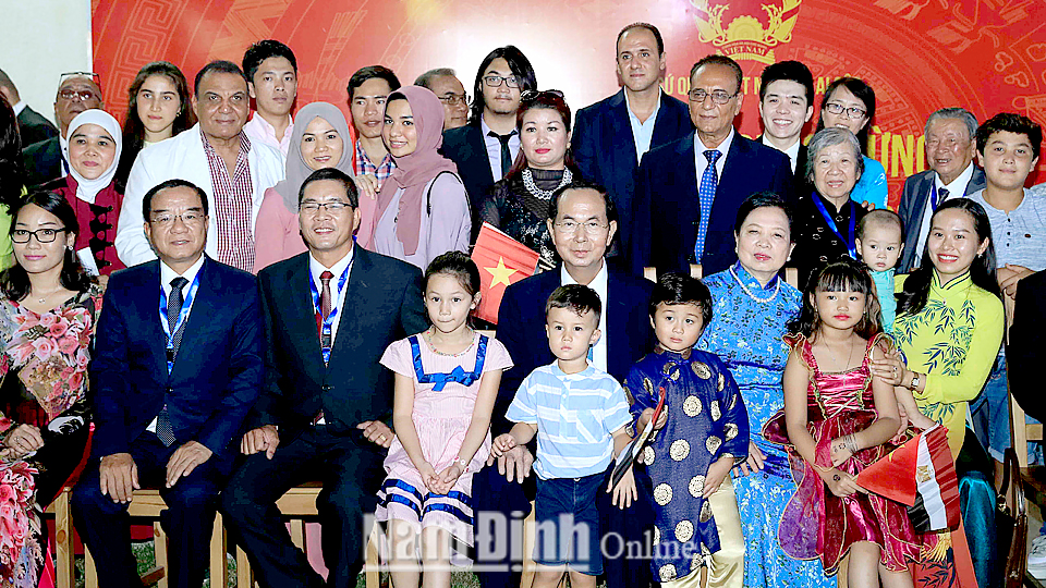 Chủ tịch nước Trần Đại Quang với cán bộ, nhân viên Đại sứ quán Việt Nam và cộng đồng người Việt Nam tại Ai Cập. Ảnh: Nhan Sáng - TTXVN